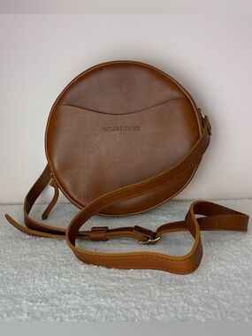 Portland Leather large circle in honey- excellent preloved condition